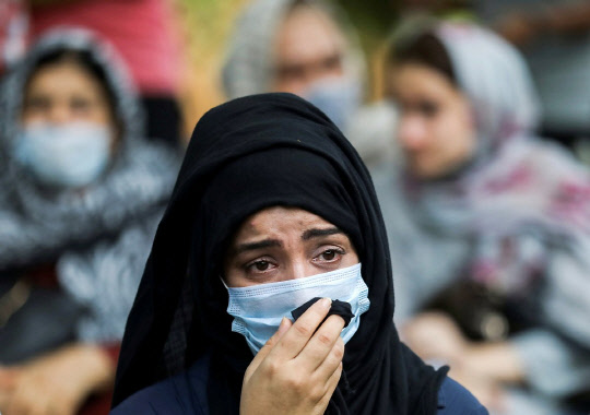 도와달라고 호소하며 울먹이는 인도 거주 아프간 여성. 뉴델리 로이터=연합뉴스
